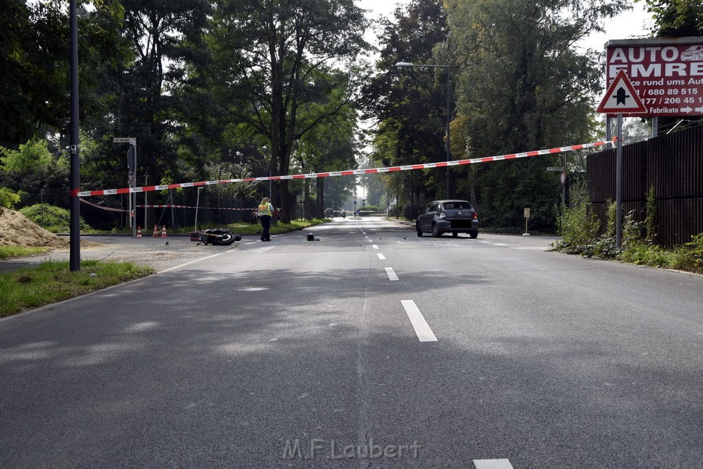 Schwerer Krad PKW Unfall Koeln Muelheim Am Springborn Cottbuserstr P098.JPG - Miklos Laubert